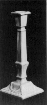 (Ill: Obelisk-lysestake)